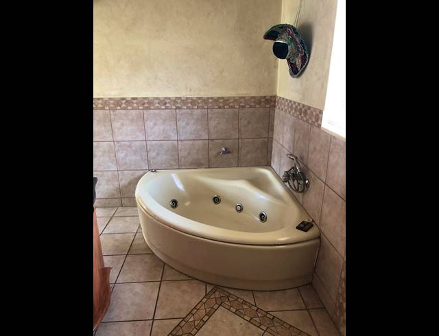 10 BEDROOM GUEST HOUSE FOR SALE IN MOOILANDE